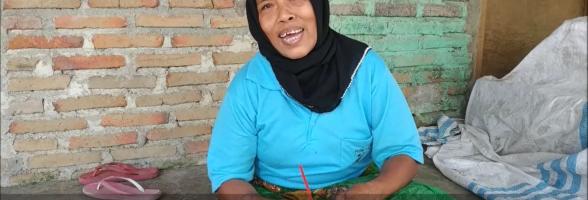 Inaq bekerja sebagai pedagang kaki lima dan menjadi anggota kaukus perempuan bersama anggota lain bergabung dalam pertemuan Musyawarah Rencana Pembangunan Desa.