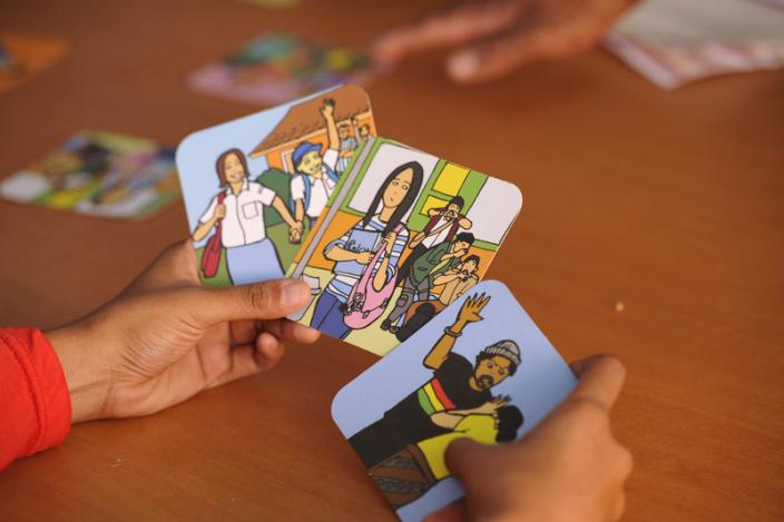 Beberapa Kartu yang diproduksi sebagai bagian dari  kampanye Program We Can untuk menghapuskan kekerasan terhadap perempuan. Foto: Lara McKinley/OxfamAUS
