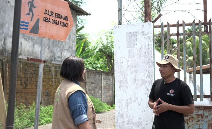 Wiranto, anggota Tim Siaga Bencana Desa di Desa Belanting menjelaskan tentang jalur evakuasi banjir kepada Country Director Oxfam di Indonesia. Foto: Nabilla/Oxfam