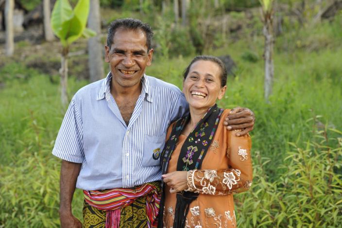 Moris Muiklon, petani yang menanam jagung, padi dan ubi bersama istrinya, Rosalina Bani. Pasangan suami istri ini aktif dalam komunitas mereka bekerja berdampingan untuk menghapuskan kekerasan dalam lingkungan tempat tinggal mereka. Ibu Bani sudah menjadi relawan konseling penghapusan kekerasan dalam kelompok perempuan di komunitasnya sejak berdiri 2001. Credit: Lara McKinley/OxfamAUS