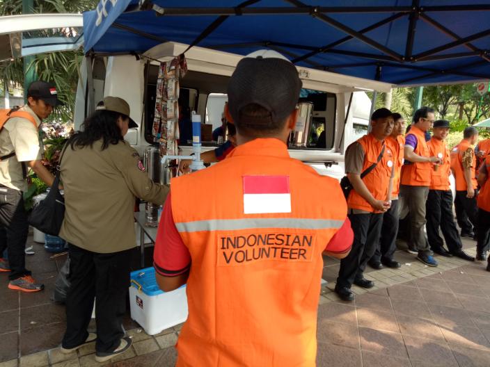 Para sukarelawan sedang bersiap mengikuti upacara kesiapsiagaan menghadapi bencana di depan halaman Balaikota DKI Jakarta. 
