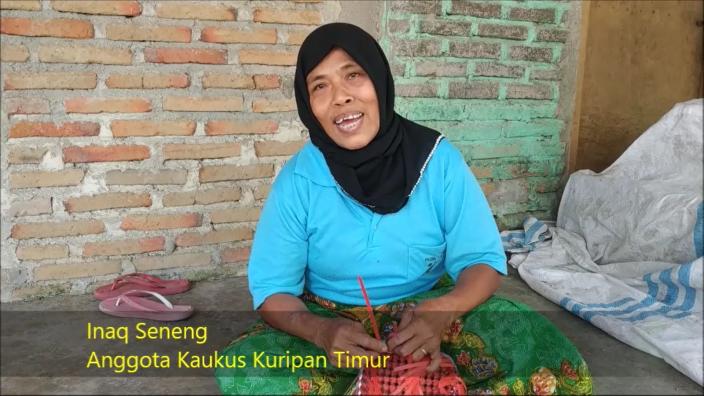 Inaq bekerja sebagai pedagang kaki lima dan menjadi anggota kaukus perempuan bersama anggota lain bergabung dalam pertemuan Musyawarah Rencana Pembangunan Desa.