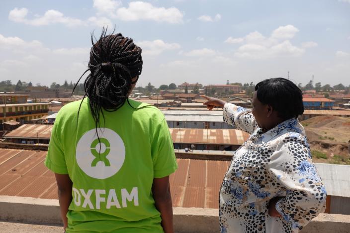 Jane Muthoni describing her local area and pointing out poor public services in the community. Kawangware, Nairobi, Kenya. Photo Credit: Allan Gichigi