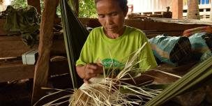 Basket weaving with talipot - Photo by: Thome, Oxfam in Laos Basket weaving with talipot - Photo by: Thome, Oxfam in Laos