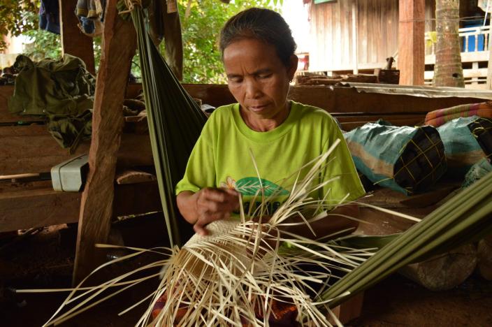 Basket weaving with talipot - Photo by:  Thome, Oxfam in Laos