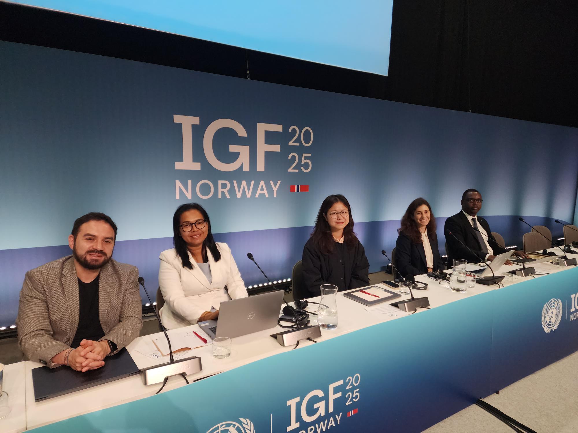 Photo of panellists during ReCIPE's session at the Global IGF. From left to right: Cristian León Coronado - Fundación InternetBolivia.org, Theary Luy - CCC, Tran Thi Tuyet - IPS, Mia Marzotto - ReCIPE PMU, Mohamed Aded Ali - SONSA.