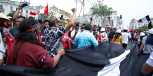 Personas protestando en defensa de la democracia
