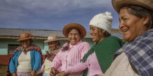 Lucinda Quispealaya junto a sus compañeras en Junín