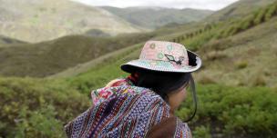 Mujer cultivando