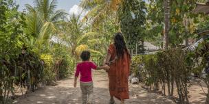 Mujer asháninka caminando con su hija