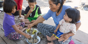 Mujer con niños en comunidad nativa Shambo