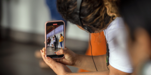 Jóvenes activistas filmando Jóvenes filmando con su teléfono móvil