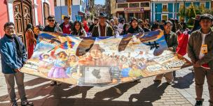 Personas mostrando una banderola