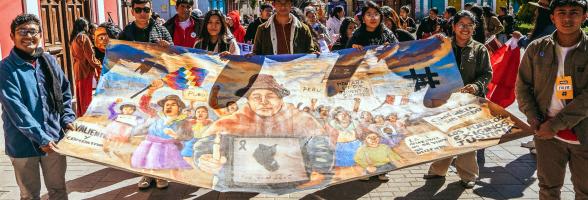 Personas mostrando una banderola