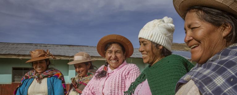 Lucinda Quispealaya junto a sus compañeras en Junín