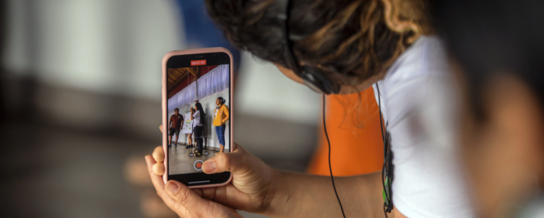 Jóvenes filmando con su teléfono móvil