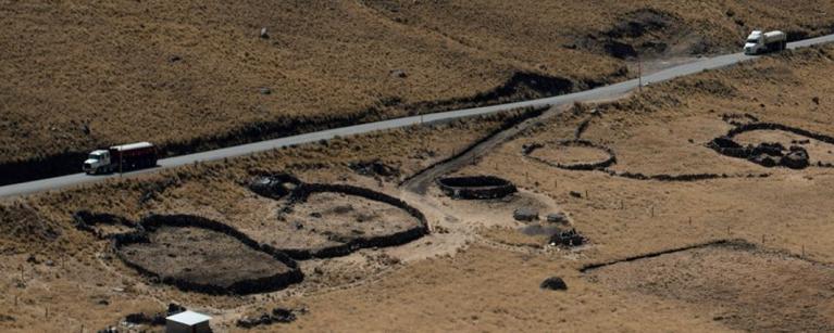 Un convoy cargado de concentrado de cobre, cerca de la mina Constancia (Hudbay) en Chumbivilcas