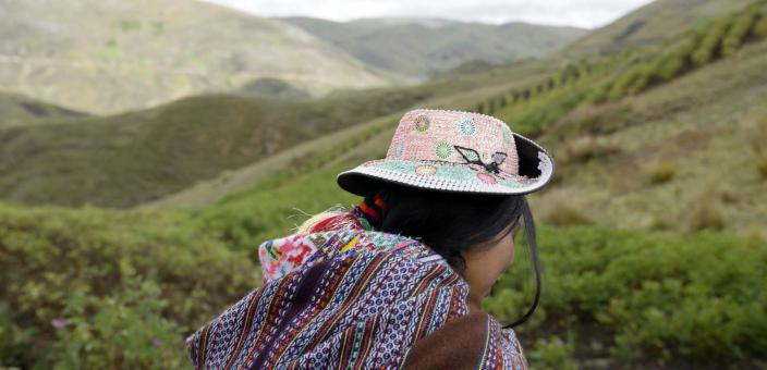 Mujer cultivando