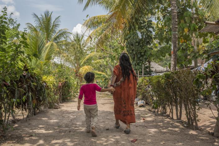 Mujer asháninka caminando con su hija