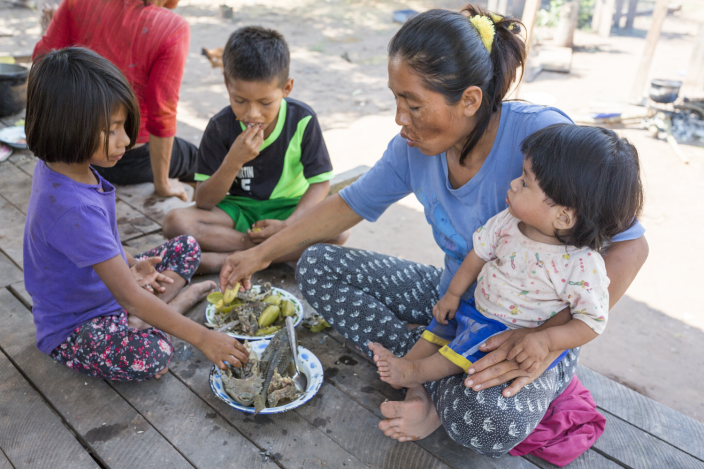 Mujer con niños en comunidad nativa Shambo
