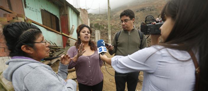 Mujeres siendo entrevistadas