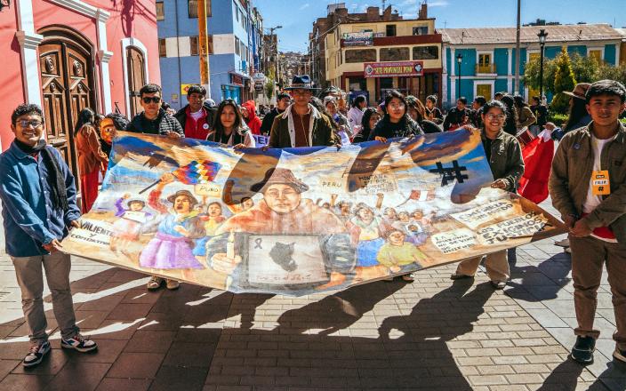 Personas mostrando una banderola