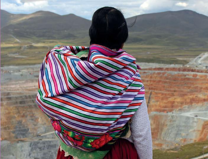 Mujer andina mirando tajo minero