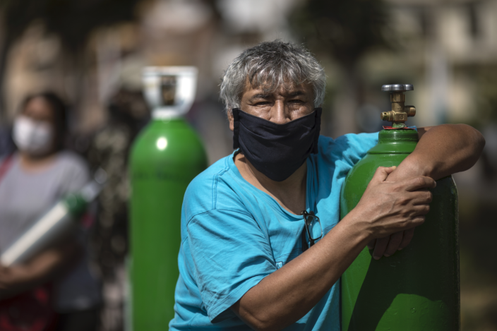 Hombre haciendo cola para conseguir un balón de oxígeno durante la pandemia