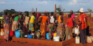 Des déplacés se servent en eau sur le site PK3 de Bria, dans le centre de la RCA, grâce au nouveau réseau de distribution d'eau mis en place par Oxfam. © Samba Monges/Oxfam