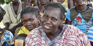 18 septembre 2019 – Rachel vend du savon avec les membres de son groupement de petit commerce.  ©Aurélie Godet/Oxfam RCA