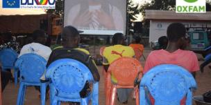 12-10-2020- les populations  regardent le film de sensibilisation à la gare routière de Paoua centre. © Monges Samba/Oxfam