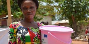 24 septembre 2020 – Larissa Binguimale, 30 ans, a reçu des kits d’hygiène pour se protéger du Covid-19, à Bégoua, RCA. © Aurélie Godet / Oxfam RCA