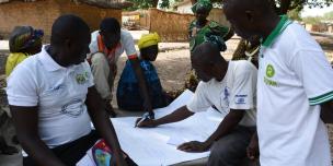 Les membres du comité local de paix de Bémal rédigent une lettre de plaidoyer dans le cadre d'une formation Oxfam, dans le nord de la RCA. © Aurélie Godet/Oxfam