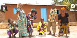 Plusieurs membres du groupement de petit commerce 'Be Oko' mettent du manioc à sécher au soleil, dans le 5è arrondissement de Bangui. © Aurélie Godet/Oxfam