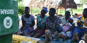 17 septembre 2019 – Les 25 femmes d’un groupement d’Epargne pour le changement se réunissent chaque semaine pour épargner et se prêter de l’argent mutuellement, au sud de Paoua, dans le nord-ouest de la RCA. © Aurélie Godet/Oxfam RCA