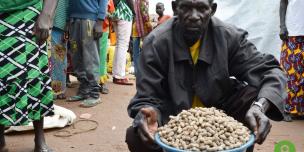 19 septembre 2019 - Albert KIRIGUEROU, 72 ans, au marché de Gouzé à côté de son arachide qu'il a récoltée pour vendre. © Aurélie Godet/Oxfam RCA