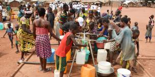 08062019-Des déplacés se servent en eau près du château d'eau installé par Oxfam sur le site de Batangafo, dans le nord-ouest de la RCA. Il permet de fournir de l'eau à plus de 23 000 personnes. ©Aurélie Godet_Oxf