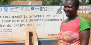 Angèle Ndalissio est venue faire la lessive au bord du point d'eau réhabilité par Oxfam au quartier Lasmi à Bria dans le cadre du projet RELSUDE ©Monges Samba/Oxfam