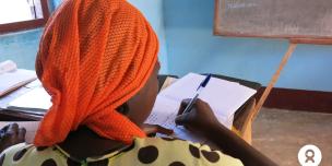 16 octobre 2019 – Gaelle*, 19 ans, participe à un cours de lecture lors d’une séance d’alphabétisation au Foyer féminin de Bria, dans le centre de la RCA. © Aurélie Godet / Oxfam RCA
