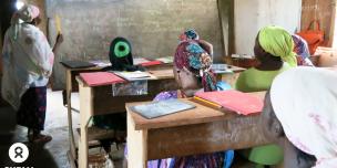 16 octobre 2019 – Des survivantes suivent une séance d’alphabétisation au siège de l’Association des Femmes Leaders de Bria, dans le centre de la RCA. © Aurélie Godet / Oxfam RCA