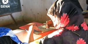 16 octobre 2019 – Fatima*, 25 ans, écrit la lettre « e » sur son ardoise, lors d’une séance d’alphabétisation au siège de l’Association des Femmes Leaders de Bria, dans le centre de la RCA. © Aurélie Godet / Oxfam RCA