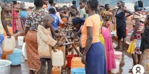 18 juillet 2019 - Des familles viennent remplir leurs bidons à un point d'eau. Le réseau gravitaire installé par Oxfam per-met de fournir de l'eau aux 50 000 déplacés du site PK3 de Bria, dans le centre de la RCA. © Aurélie Godet/Oxfam