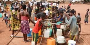 Photo d'illustration - Des personnes déplacées vont chercher de l'eau sur le site de Batangafo, dans le nord-ouest de la RCA. © Aurélie Godet/Oxfam - juin 2019.