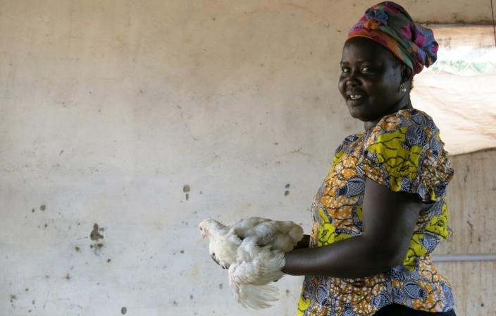 Avec les revenus de son poulailler soutenu par Oxfam à Bangui, les trois enfants d'Inès OUABANGUE vont à l'école. © Aurélie Godet/Oxfam
