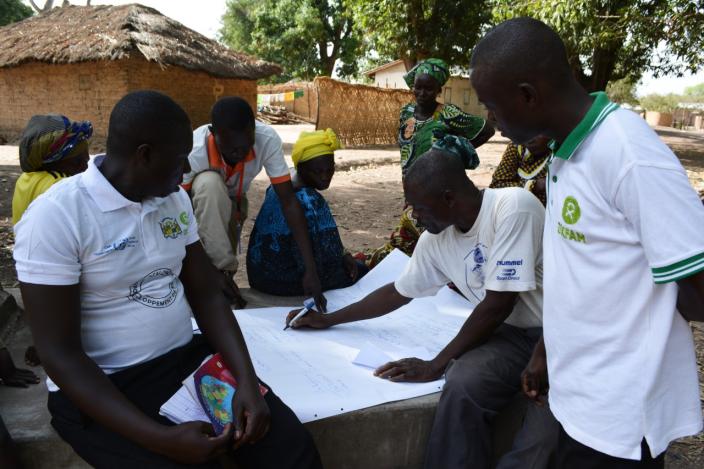 Le comité local de paix de Bémal, dans le nord de la RCA, rédige une lettre de plaidoyer pour demander des puits, lors d'une formation Oxfam. © Aurélie Godet/Oxfam