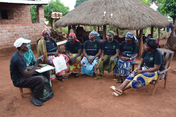 Un comité de protection communautaire fait le point de la semaine à Bria, dans le centre de la RCA. Soutenu par Oxfam, il a été mis en place pour protéger les civils des agressions, viols, ou autres formes violences. © Aurélie Godet/Oxfam  