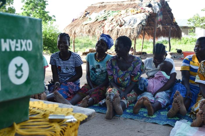 Les 25 femmes d’un groupement EPC se réunissent chaque semaine pour épargner et se prêter de l’argent mutuellement, au sud de Paoua, dans le nord-ouest de la RCA.© Aurélie Godet/Oxfam