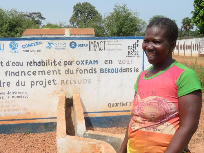 Angèle Ndalissio est venue faire la lessive au bord du point d'eau réhabilité par Oxfam au quartier Lasmi à Bria dans le cadre du projet RELSUDE ©Monges Samba/Oxfam