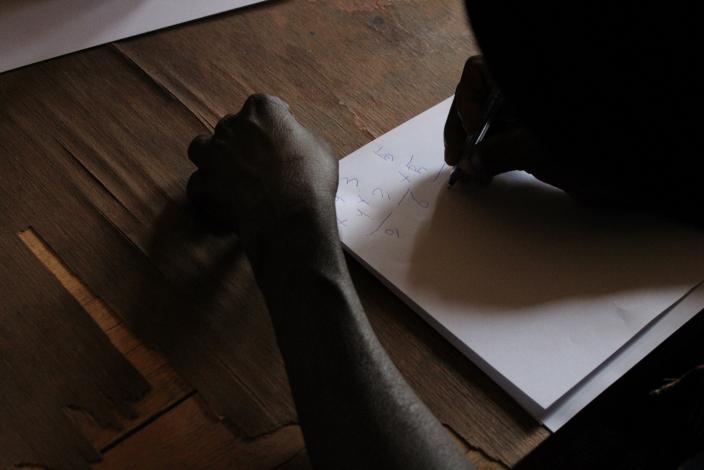 Augustine, 48 ans démontre ses talents de calcul. ©Diletta Salviati/Oxfam