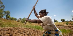 Juliet Titirach from Nebbi district working on her farmland, preparing for the planting season. Photo credit: Petterik Wiggers/Hollandse Hoogte/Oxfam